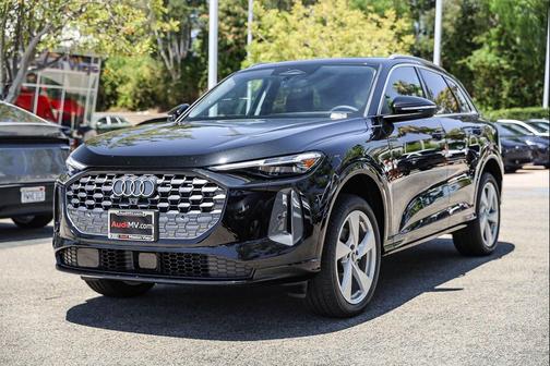Mythos Black Metallic 2026 Audi Q5 Premium Plus TFSI quattro S tronic