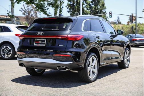 Mythos Black Metallic 2026 Audi Q5 Premium Plus TFSI quattro S tronic