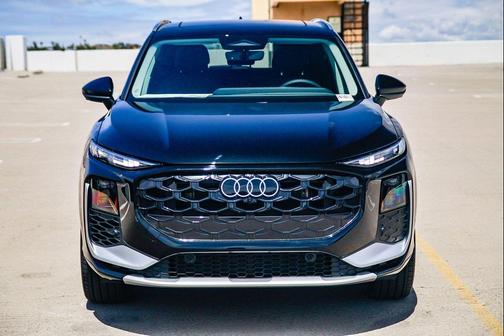Mythos Black Metallic 2026 Audi Q3 TFSI quattro S tronic