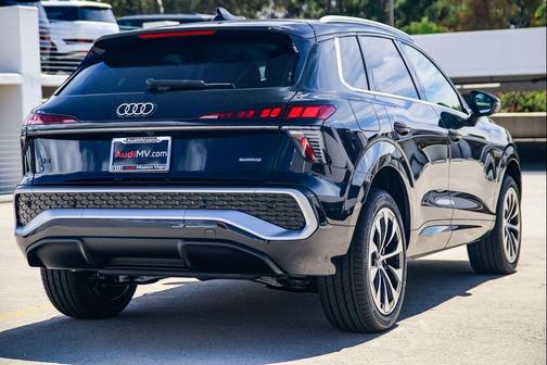 Mythos Black Metallic 2026 Audi Q3 TFSI quattro S tronic