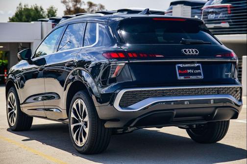 Mythos Black Metallic 2026 Audi Q3 TFSI quattro S tronic