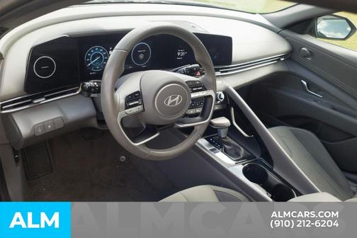 Metal 2025 Hyundai ELANTRA SEL Convenience