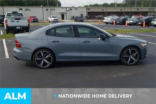 2024 Volvo S60 B5 Plus Dark Theme