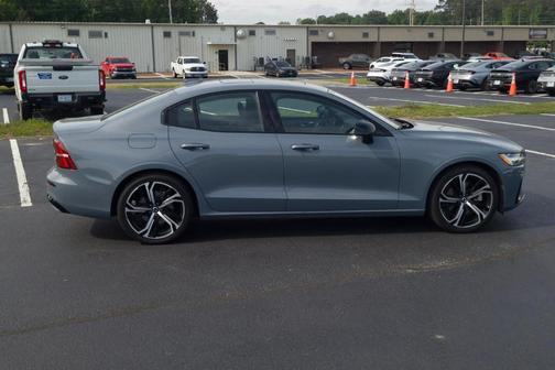 2024 Volvo S60 B5 Plus Dark Theme