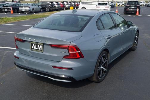 2024 Volvo S60 B5 Plus Dark Theme