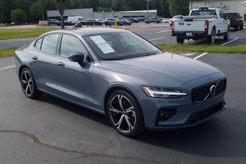 2024 Volvo S60 B5 Plus Dark Theme