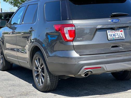 MAGNETIC METALLIC 2017 Ford Explorer XLT