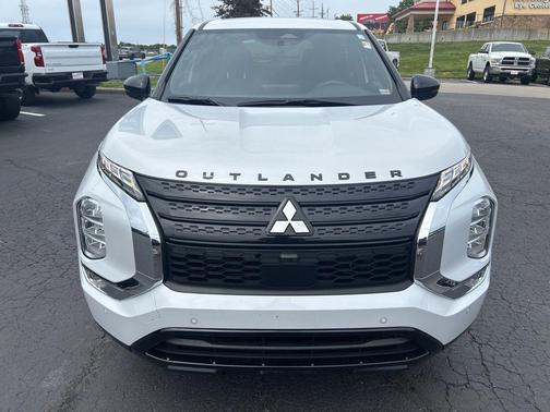 White Diamond 2022 Mitsubishi Outlander Black Edition