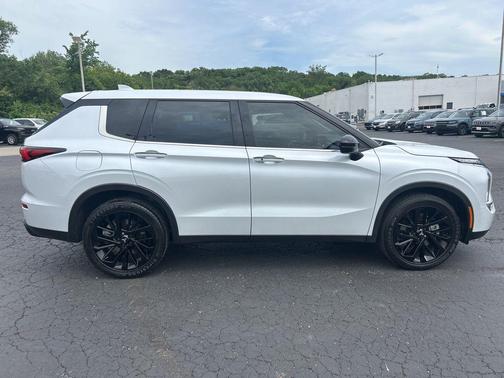 White Diamond 2022 Mitsubishi Outlander Black Edition