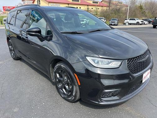 Brilliant Black Crystal Pearlcoat 2024 Chrysler Pacifica Hybrid Select