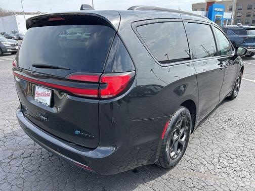 Brilliant Black Crystal Pearlcoat 2024 Chrysler Pacifica Hybrid Select