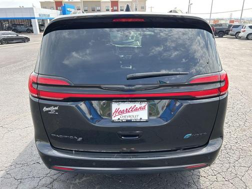 Brilliant Black Crystal Pearlcoat 2024 Chrysler Pacifica Hybrid Select