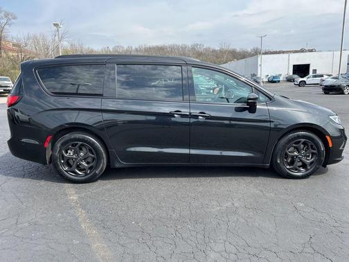 Brilliant Black Crystal Pearlcoat 2024 Chrysler Pacifica Hybrid Select