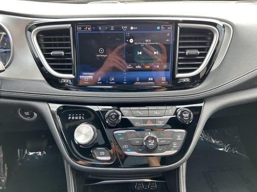 Brilliant Black Crystal Pearlcoat 2024 Chrysler Pacifica Hybrid Select