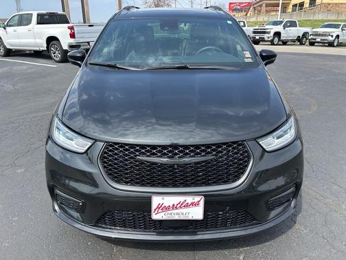 Brilliant Black Crystal Pearlcoat 2024 Chrysler Pacifica Hybrid Select