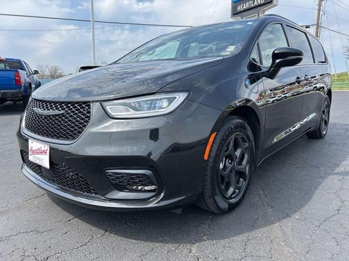 Brilliant Black Crystal Pearlcoat 2024 Chrysler Pacifica Hybrid Select