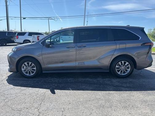 2024 Toyota Sienna LE