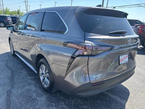 2024 Toyota Sienna LE
