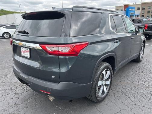 Graphite Metallic 2021 Chevrolet Traverse LT Leather
