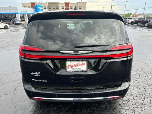 Diamond Black 2025 Chrysler Pacifica Select