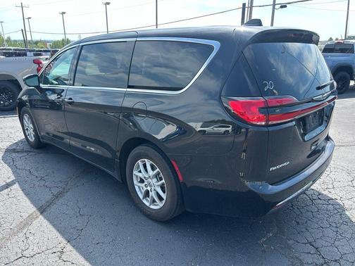 Diamond Black 2025 Chrysler Pacifica Select