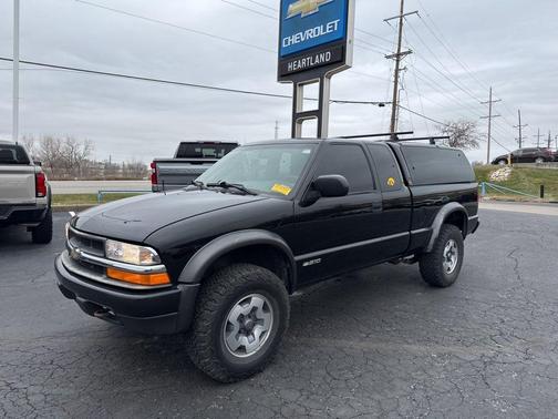 2000 Chevrolet S-10 Base