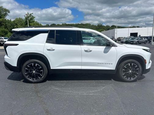 Summit White 2025 Chevrolet Traverse LT