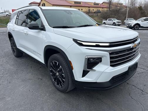 Summit White 2025 Chevrolet Traverse LT