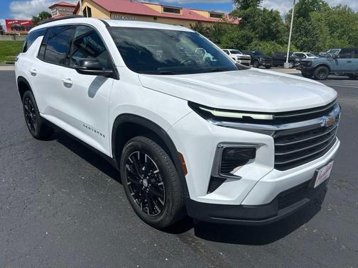 Summit White 2025 Chevrolet Traverse LT
