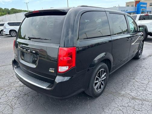 Brilliant Black Crystal Pearlcoat 2018 Dodge Grand Caravan GT