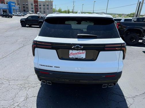Summit White 2026 Chevrolet Traverse LT