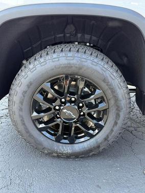Summit White 2026 Chevrolet Silverado 2500 Custom