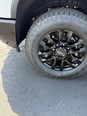 Summit White 2026 Chevrolet Silverado 2500 Custom