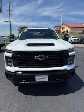Summit White 2026 Chevrolet Silverado 2500 Custom