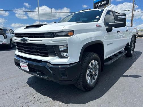 Summit White 2025 Chevrolet Silverado 2500 Custom