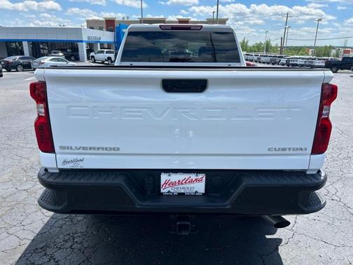 Summit White 2025 Chevrolet Silverado 2500 Custom