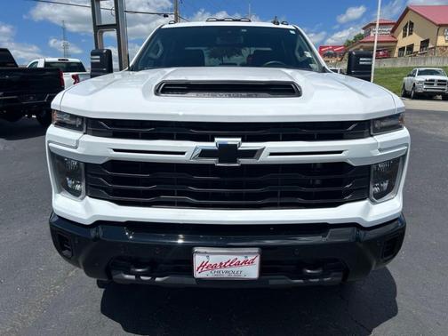 Summit White 2025 Chevrolet Silverado 2500 Custom
