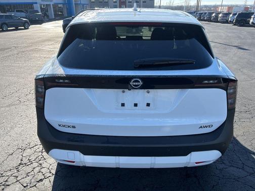 2025 Nissan Kicks SV