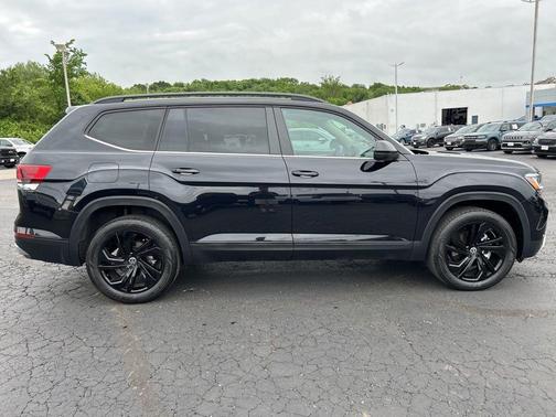 Deep Black Pearl Effect 2023 Volkswagen Atlas 2.0T SE
