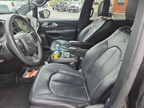 Brilliant Black Crystal Pearlcoat 2022 Chrysler Pacifica Touring-L