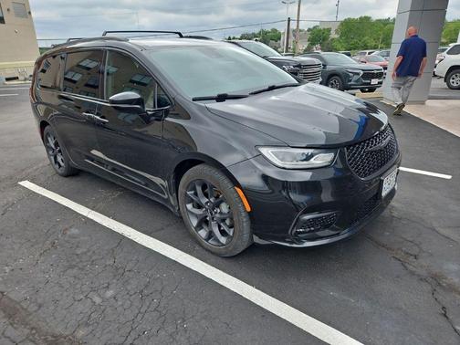 Brilliant Black Crystal Pearlcoat 2022 Chrysler Pacifica Touring-L