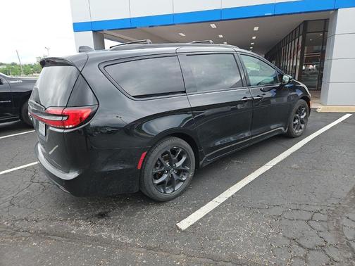 Brilliant Black Crystal Pearlcoat 2022 Chrysler Pacifica Touring-L