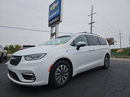 2023 Chrysler Pacifica Hybrid Touring L