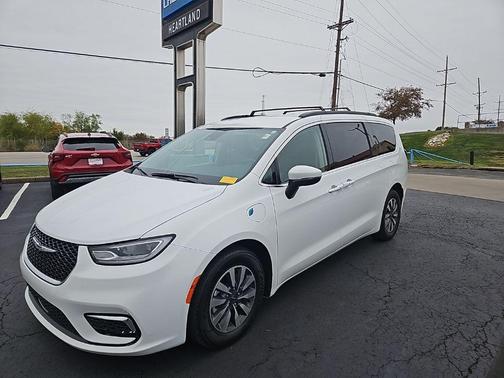 2023 Chrysler Pacifica Hybrid Touring L