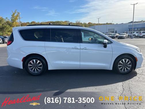 2023 Chrysler Pacifica Hybrid Touring L