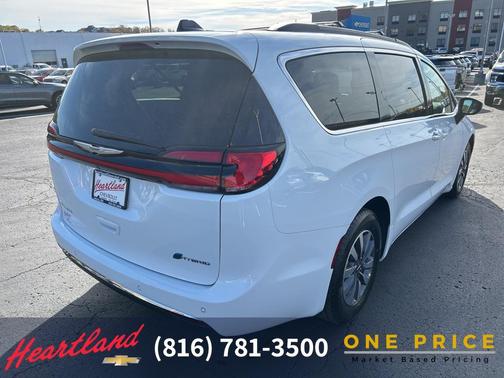 2023 Chrysler Pacifica Hybrid Touring L