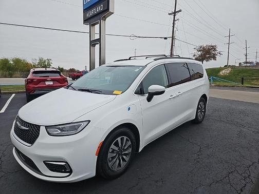 2023 Chrysler Pacifica Hybrid Touring L
