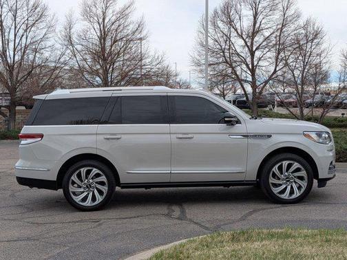 Ceramic Pearl Metallic Tri-Coat 2024 Lincoln Navigator Premiere