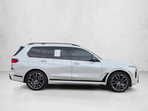 Mineral White Metallic 2023 BMW X7 M60i