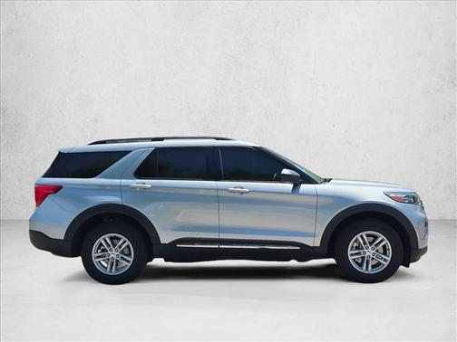 ICONIC SILVER METALLIC 2023 Ford Explorer XLT